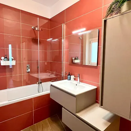 Moscova Luxe - Elegant With 2 Bathrooms Apartment